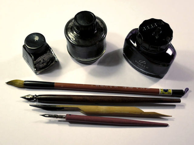 Figura 19. Tinta china de diversas marcas; pincel oriental; pluma; caña; y plumilla.