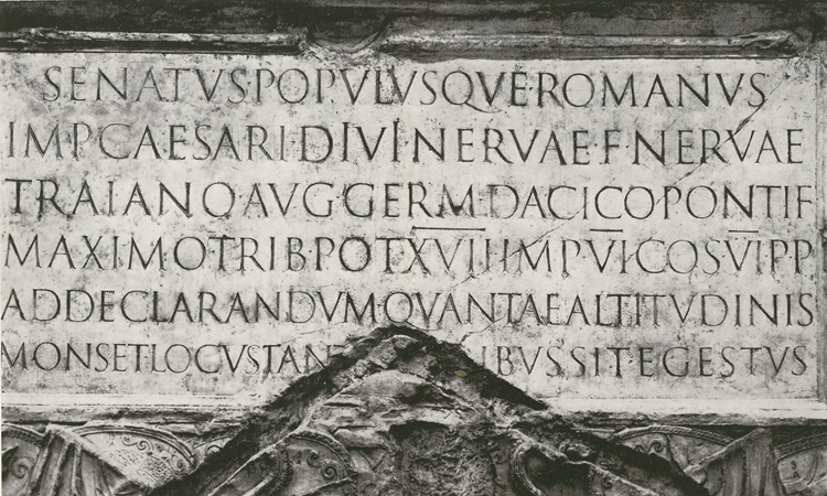 Figura 7. Inscripció en lletra capital romana a la base de la columna de Trajà a Roma. Any 113 aC